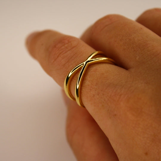 Gold sleek infinity ring - LOVINGEMS